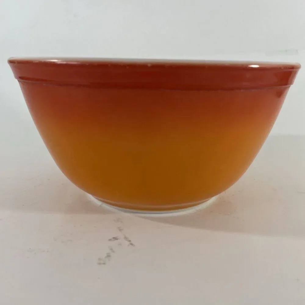 Pyrex Mixing Bowl, Orange Red Ombre Flameglo #402  2-1/2 Qt, Made in USA, NICE!